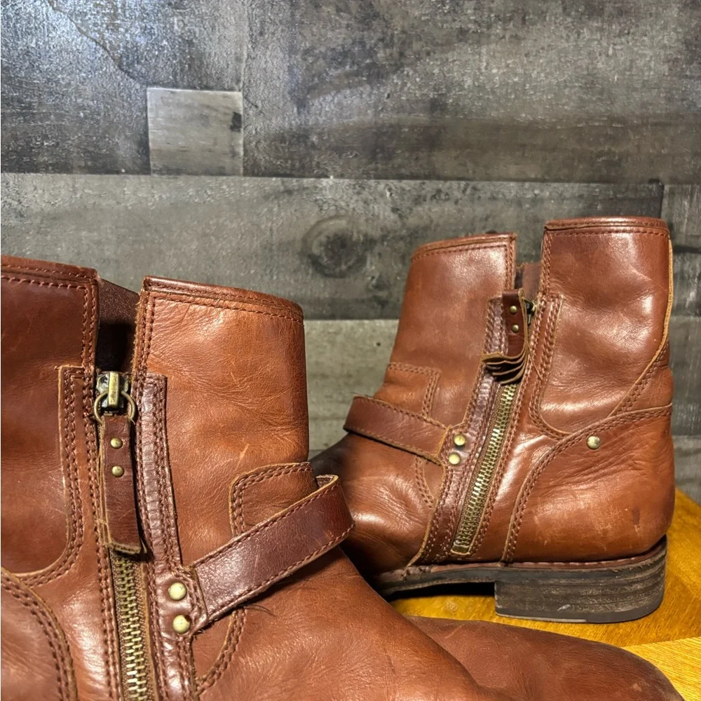 UGG Australia Women’s Fabrizia Short Brown Leather Harness Ankle Boots Sz 10 - Picture 4 of 9